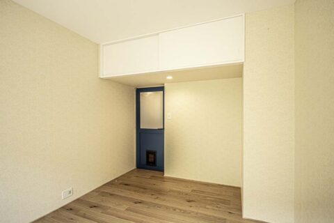 マンションリノベーション、吉永建築デザインスタジオ、青い扉、ペット用扉、猫用出入口