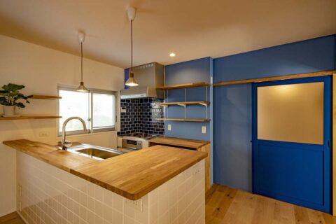 マンションリノベーション、吉永建築デザインスタジオ、青いタイル、青いドア、キッチンカウンター