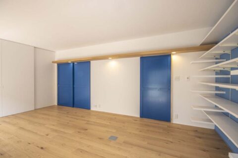マンションリノベーション、吉永建築デザインスタジオ、引き込み戸、青い扉、キャットウォーク