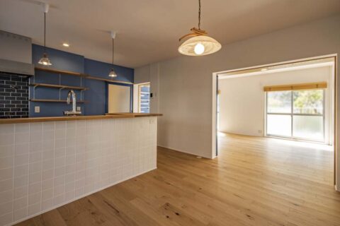 マンションリノベーション、吉永建築デザインスタジオ、引き込み戸、青い壁、タイル壁