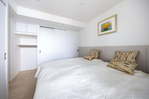 マンションリノベーション、Renomama(リノまま)、ベッドルーム、引き戸、白