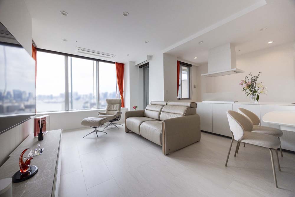 リノベーション事例「海を眺めながら過ごせる大空間。帰国を見据えて自邸をリノベーション」