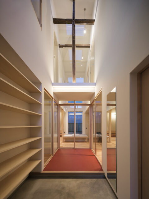戸建てリノベーション、（株）KITI、玄関土間、玄関収納、構造体現し