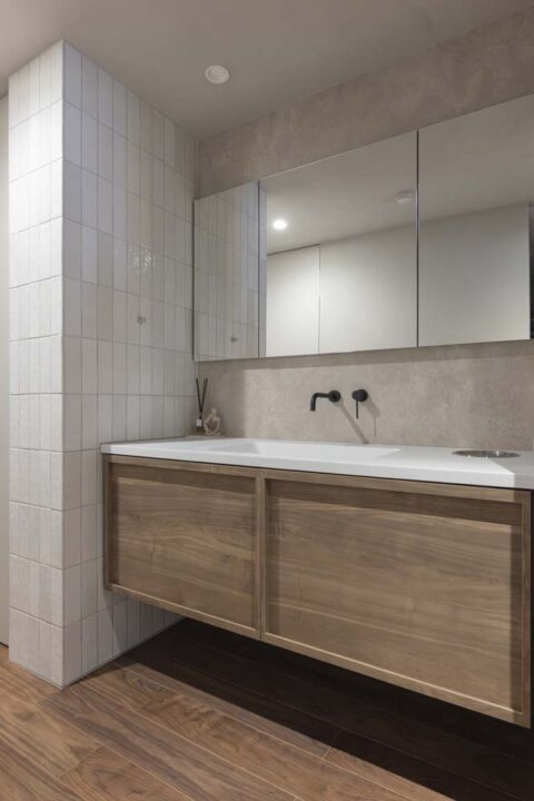 マンションリノベーション、リノベーションスタジオKULABO、廊下洗面台、フロートタイプ、収納三面鏡