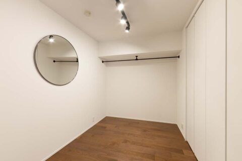 マンションリノベーション、株式会社コスモスイニシア、多目的スペース、丸型ミラー、ハンガーパイプ