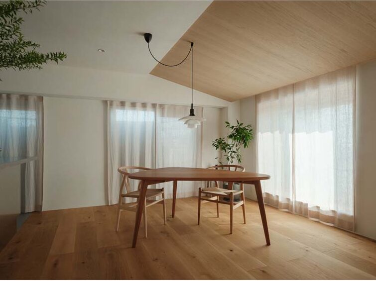 マンションリノベーション、(株)KITI、勾配天井、板張り天井、オーク無垢材