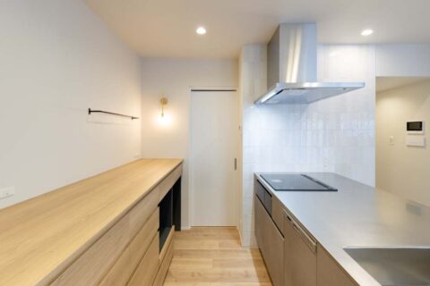 マンションリノベーション、株式会社コスモスイニシア、ステンレス天板、カウンター収納、回遊動線 