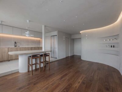 「リノベーションスタジオKULABO 」のマンションリノベーション事例「グレージュ×アール壁がつくる静謐な住まい。キッチンの移動による制約もデザインでうまくカバー」