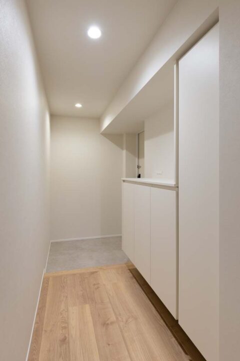 マンションリノベーション、株式会社コスモスイニシア、玄関収納、白、ノイズレス