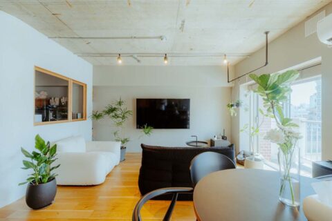 マンションリノベーション、湘南リフォーム、壁掛けテレビ、躯体現し、室内窓