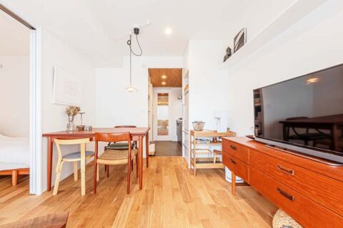 マンションリノベーション、フレッシュハウス、北欧家具、ガラス入りドア、脚付きチェスト