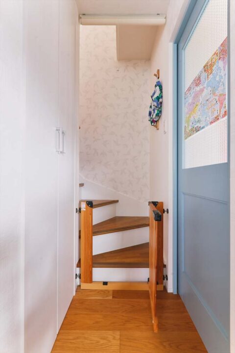 戸建リノベーション、スタイル工房、階段、アクセントクロス