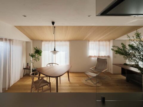 マンションリノベーション、(株)KITI、ペンダント照明、名作家具、板張り天井