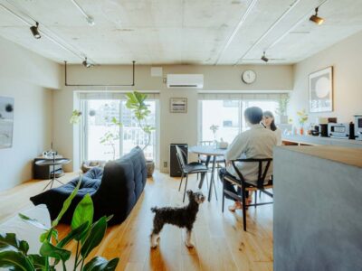 「湘南リフォーム」の「異素材のコントラストが魅力のヴィンテージマンション。既存活用リノベで愛犬とハッピーにくらす」