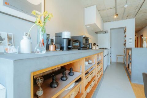 マンションリノベーション、湘南リフォーム、モルタル、ラワン材、キッチン収納