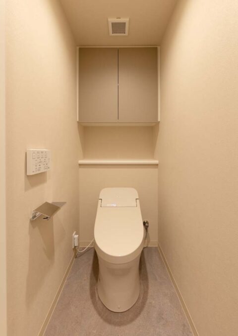 マンションリノベーション、株式会社コスモスイニシア、トイレ収納、飾り棚、シンプル