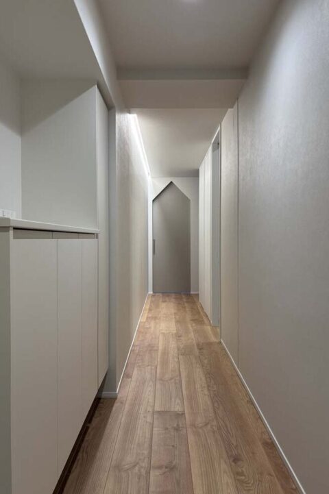 マンションリノベーション、株式会社コスモスイニシア、ライン照明、屋根型開口、間接照明