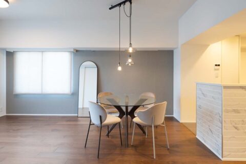 マンションリノベーション、株式会社コスモスイニシア、アクセントクロス、大型ミラー、ダクトレール