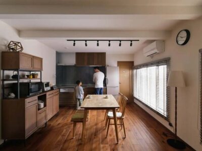 「夢工房」の「両親がくらす家の2階をリノベして二世帯住宅に。子どもと遊べる広々リビングも実現」