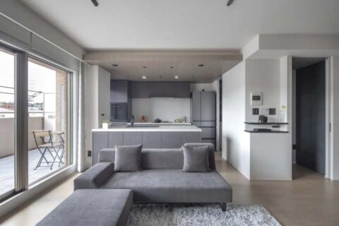 マンションリノベーション、たすかけ 吉祥寺ラボ、オープンキッチン、板張り天井、フラットカウンター