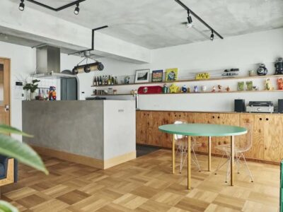「SHUKEN Re(シュウケンアールイー)」の「レトロでポップな空間デザイン。家事動線の短縮や造作収納、可変性も盛り込んだマンションリノベ」