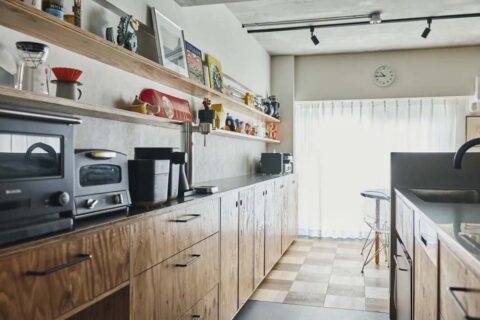 マンションリノベーション、SHUKEN Re(シュウケンアールイー)、ラーチ合板、造作キッチン、オープン収納