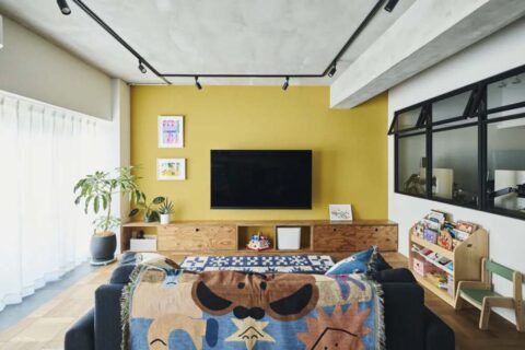 マンションリノベーション、SHUKEN Re(シュウケンアールイー)、マスタードカラー、アクセントウォール、室内窓