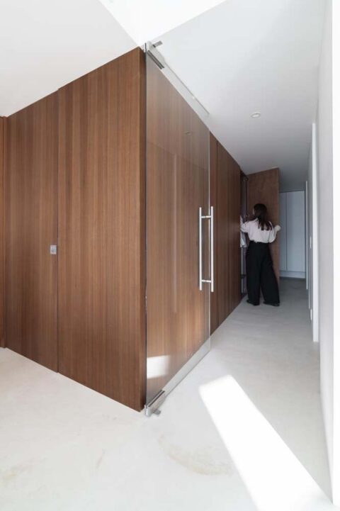 マンションリノベーション、nu(エヌ・ユー)リノベーション、壁面収納、廊下収納、ガラス扉