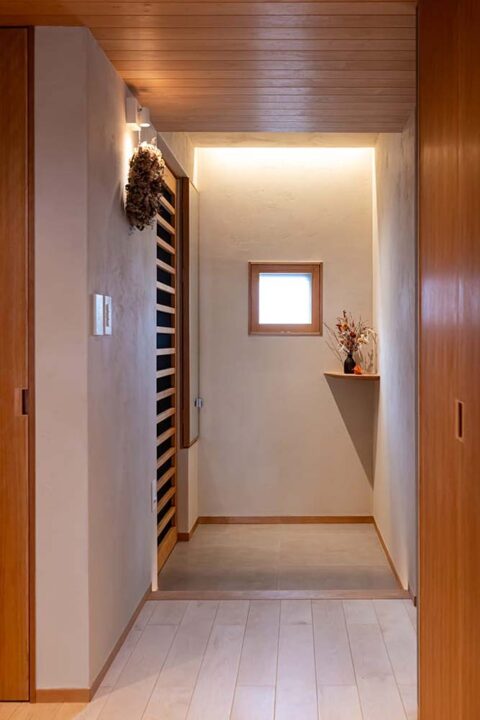 マンションリノベーション、ハンズデザイン一級建築士事務所、玄関、飾り棚、間接照明