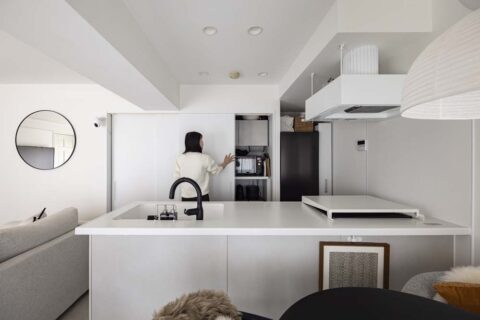 マンションリノベーション、ひかリノベ、キッチン収納、3枚引き戸、白