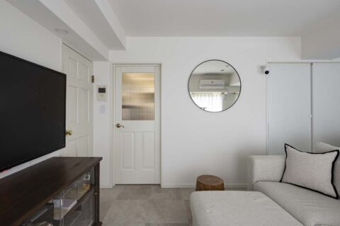 マンションリノベーション、ひかリノベ、モールディング、エボニー調、丸形ミラー