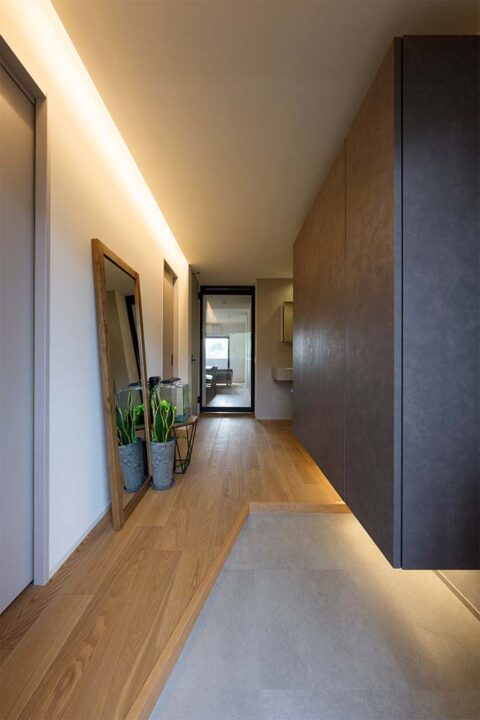 マンションリノベーション、インテリックス空間設計、玄関ホール、ガラス入りドア、間接照明