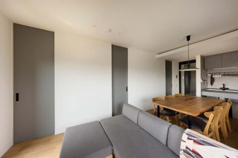 マンションリノベーション、インテリックス空間設計、引き戸、ハイドア、グレー