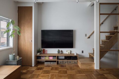 戸建てリノベーション、ハコリノベ、リビング階段、ガラス壁、壁掛けテレビ