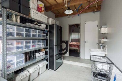 戸建てリノベーション、ハコリノベ、土間、壁掛け手洗い器、寝室
