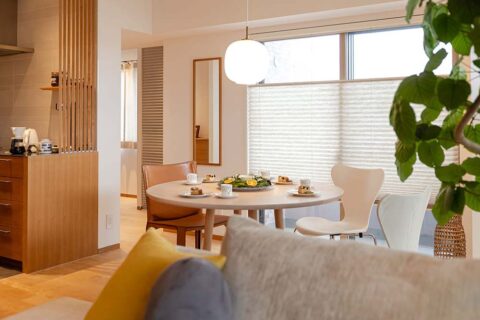 マンションリノベーション、ハンズデザイン一級建築士事務所、ダイニング、丸テーブル、縦格子