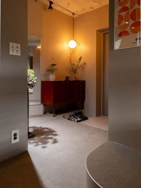マンションリノベーション、ゼロリノベ、玄関、ペンダント照明、アール