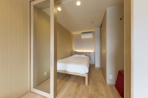 マンションリノベーション、マイリノbyグローバルベイス、寝室、ガラス引き戸