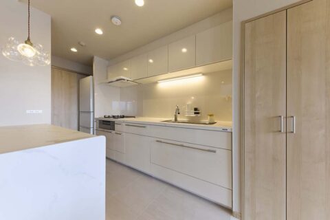 マンションリノベーション、マイリノbyグローバルベイス、キッチン、マーブル調天板