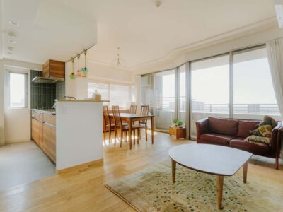 「湘南リフォーム」の「ウォークスルークローゼット＆広い玄関ホール。変形間取りをフルリノベで快適な動線に」