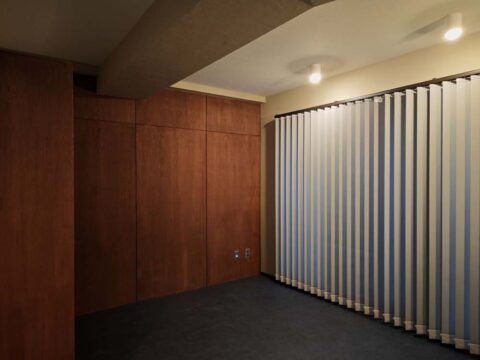 マンションリノベーション、アズ建設、ラワン材、バーチカルブラインド、ヴィンテージ