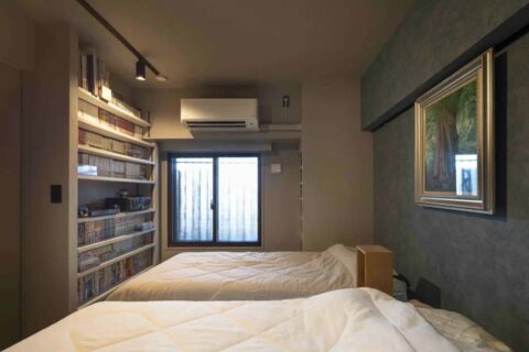 マンションリノベーション、たすかけ 吉祥寺ラボ、ベッドルーム、本棚、スポットライト