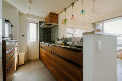マンションリノベーション、湘南リフォーム、木製扉、タイル壁、引き出し収納