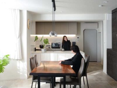 「アートリフォーム」の「グレージュを基調にしたホテルライクな空間。実家リノベで憧れのキッチン＆サウナも実現！」