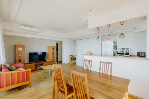 マンションリノベーション、湘南リフォーム、アクセントクロス、オープンキッチン、ペンダント照明