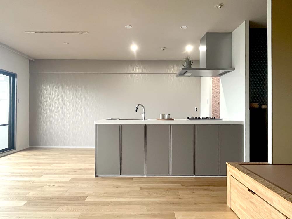 マンションリノベーション、a.design(エーデザイン)、オープンキッチン、フラットカウンター、小上がり
