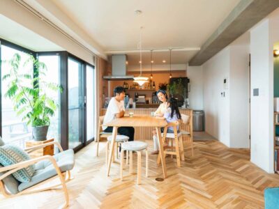 「フィールドガレージ(FIELDGARAGE)」の「カラフルな扉と壁、ヘリンボーンで彩るリノベーション。ルーフバルコニーのある開放的な住まい」