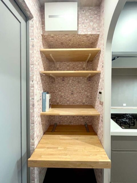 マンションリノベーション、a.design(エーデザイン)、パントリー、ピンク壁、可動棚