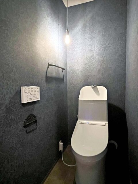 マンションリノベーション、a.design(エーデザイン)、モノトーン、手洗い付きトイレ、スポットライト