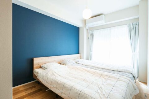 マンションリノベーション、フィールドガレージ(FIELDGARAGE)、寝室、アクセントクロス、ブルー